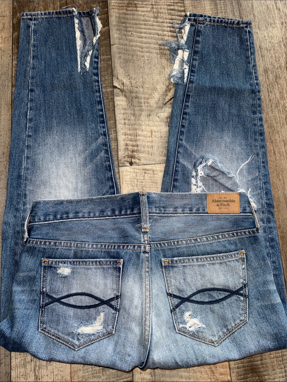 NWOT Abercrombie & Fitch  Distressed Ankle Jeans-size 4/27